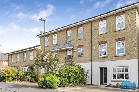 4 bedroom end of terrace house for sale