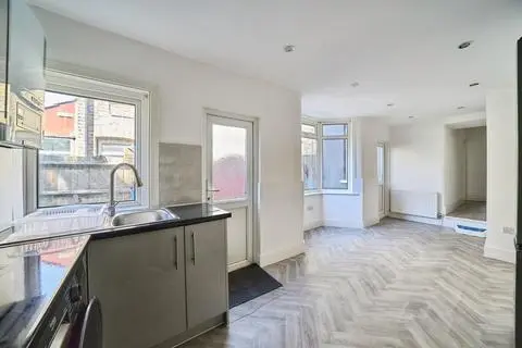 5 bedroom terraced house for sale