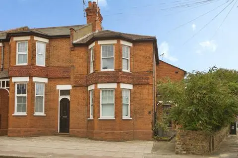 2 bedroom maisonette for sale