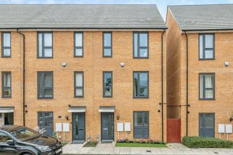 4 bedroom end of terrace house for sale
