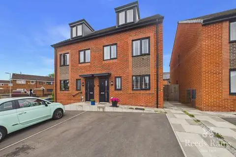 3 bedroom semi-detached house for sale