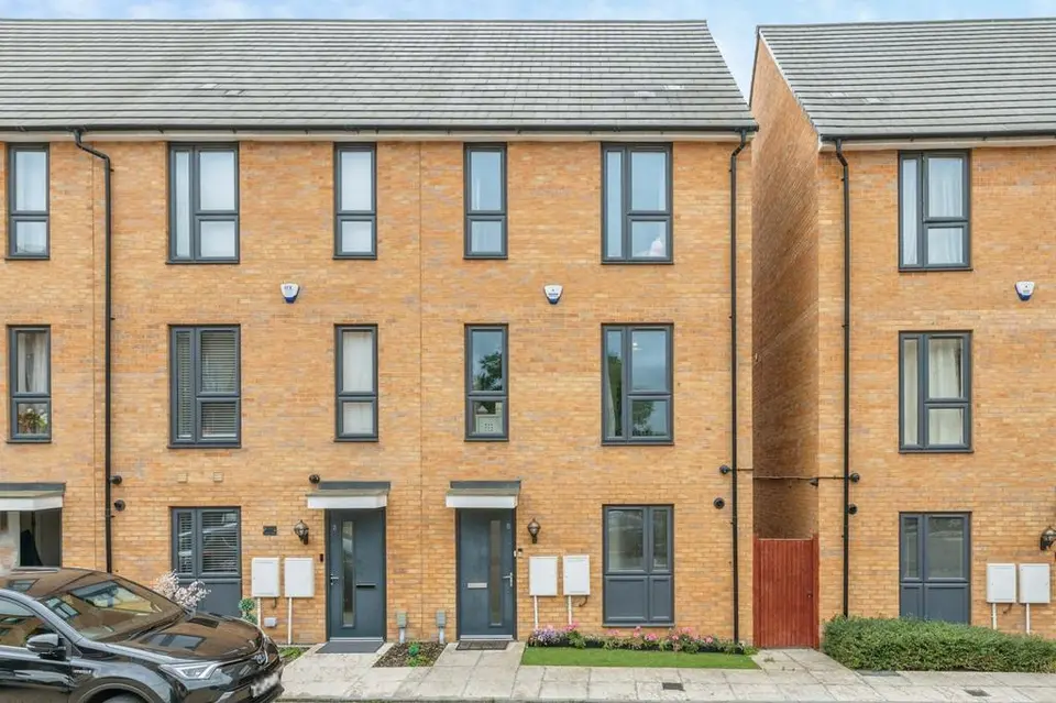 4 bedroom end of terrace house for sale