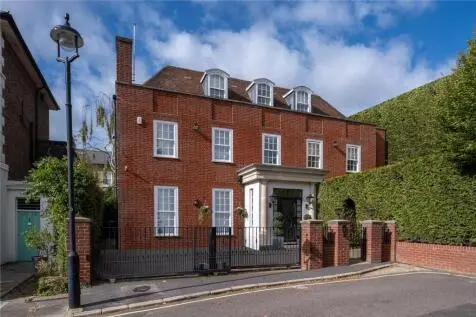 5 bedroom Detached for sale
