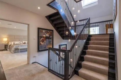 5 bedroom Detached for sale