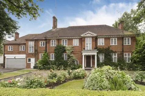 6 bedroom Detached for sale