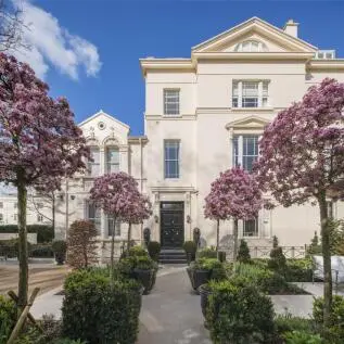 6 bedroom Semi-Detached for sale