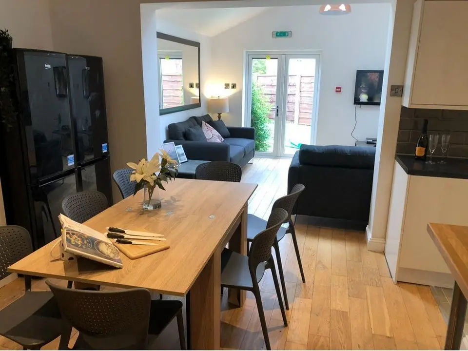 8 bedroom semi-detached house to rent