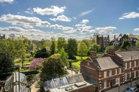 8 bedroom House for sale